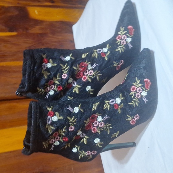 Besty Johnson Ankle Boots - Picture 4 of 15